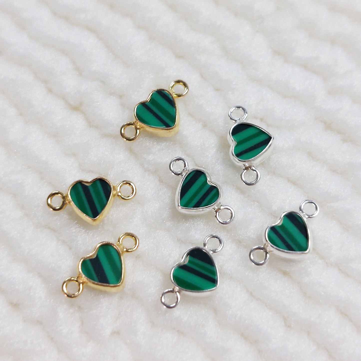 GF4HRTR2MH / 94HRTR2MH 4mm Synthetic Malachite Heart Shape Bezel Connector With 2mm Closed Rings