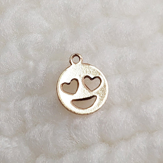 EMO6M6 Gold Filled (14KGF) 6MM Emoji Smiling Face With Heart Eyes Charm 20ga