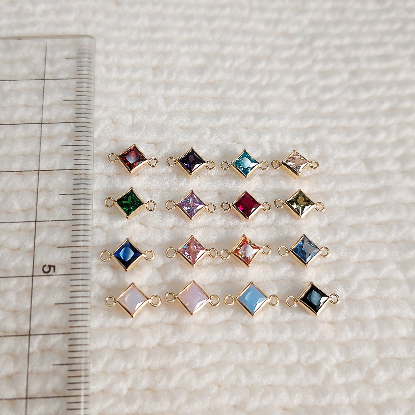 GF4DIAR2CZ / 94DIAR2CZ 4mm Diamond-Shaped Bezel Connector With 2mm Closed Rings Birth Stone Bezel