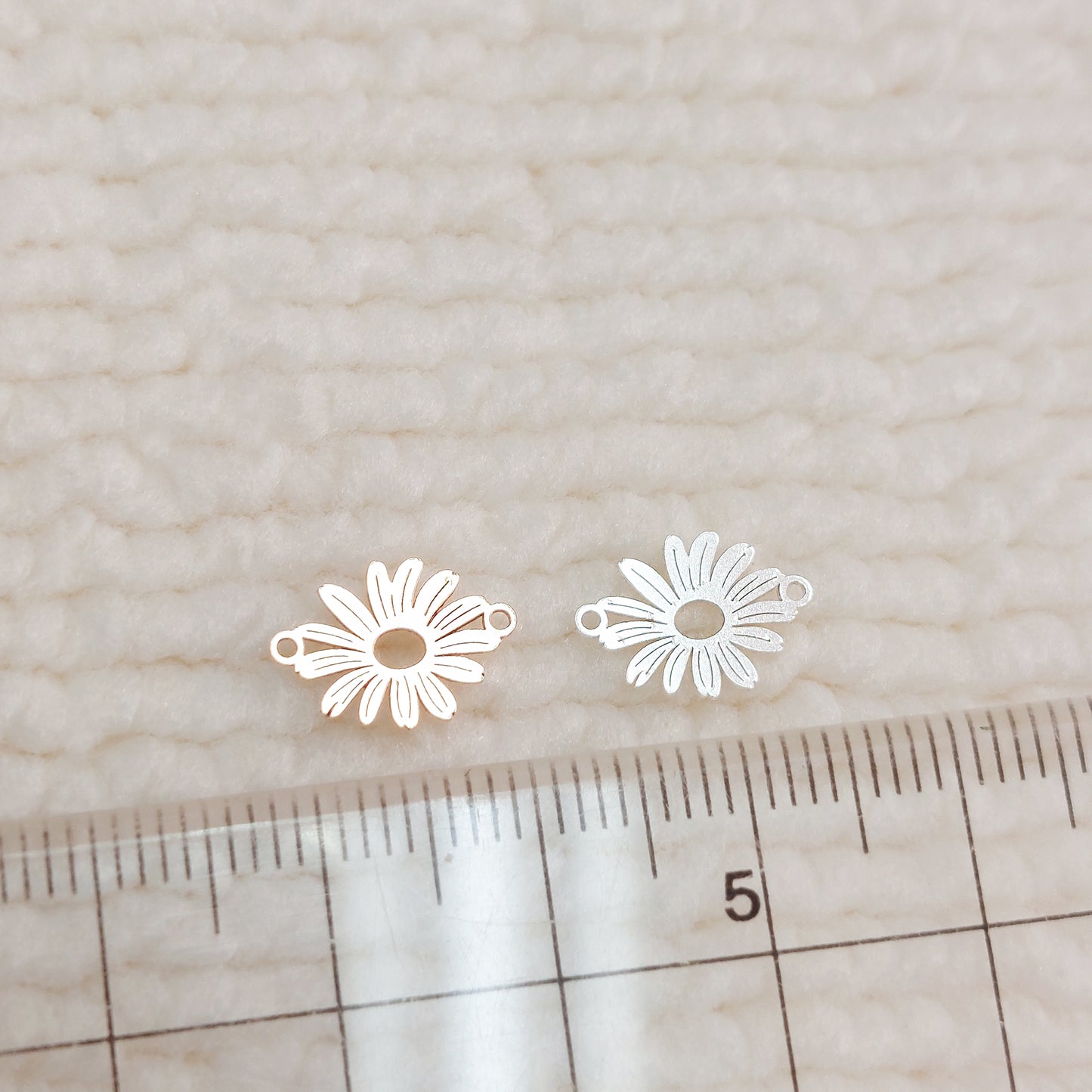 GF1284DY "Daisy Flower" Connector 11.9 x 8.4mm 24ga