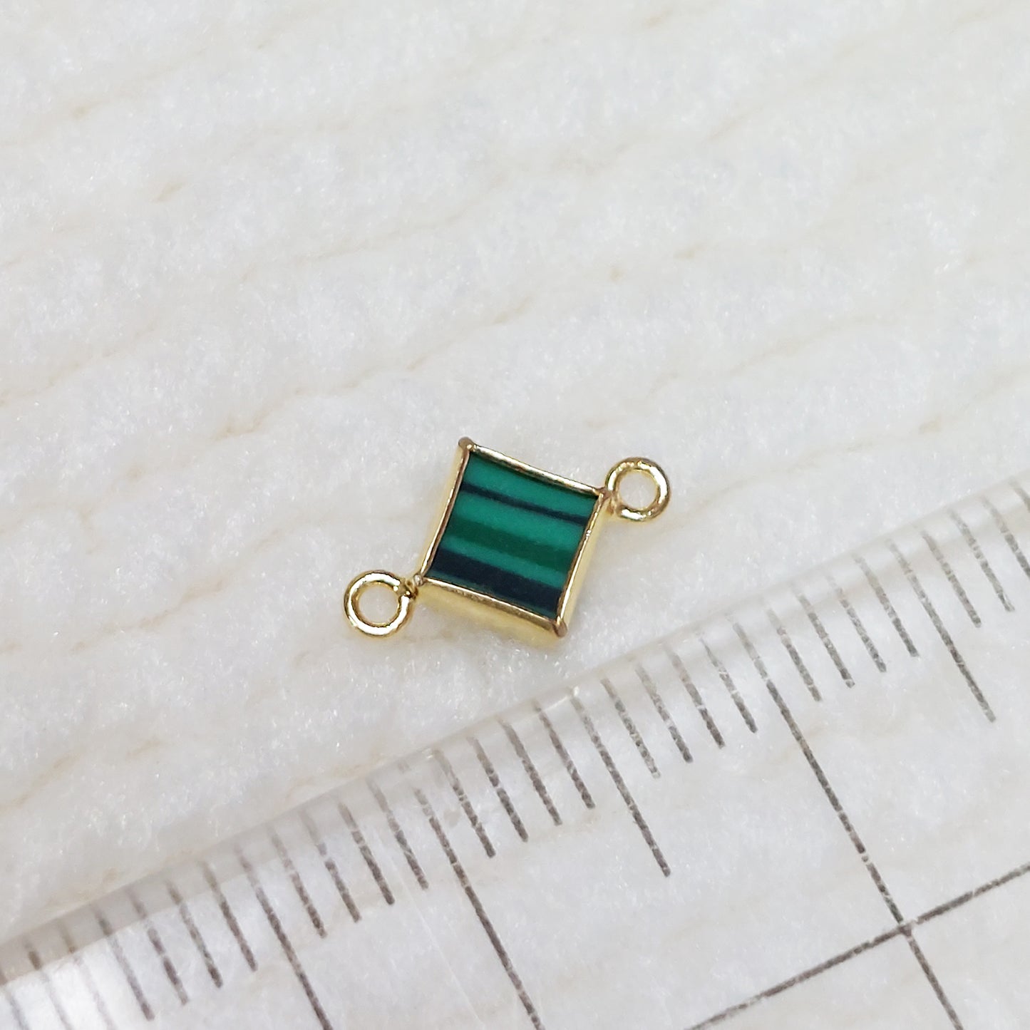 GF4DIAR2MH / 94DIAR2MH 4mm Synthetic Malachite Diamond-Shaped Bezel Connector With 2mm Closed Rings