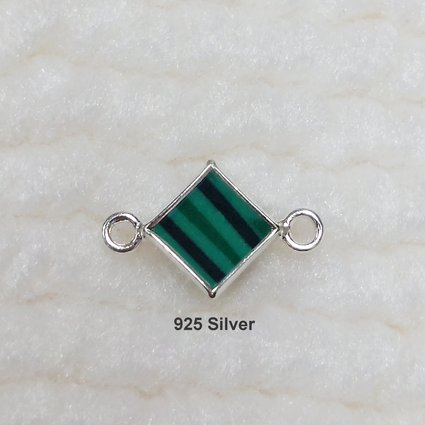 GF4DIAR2MH / 94DIAR2MH 4mm Synthetic Malachite Diamond-Shaped Bezel Connector With 2mm Closed Rings