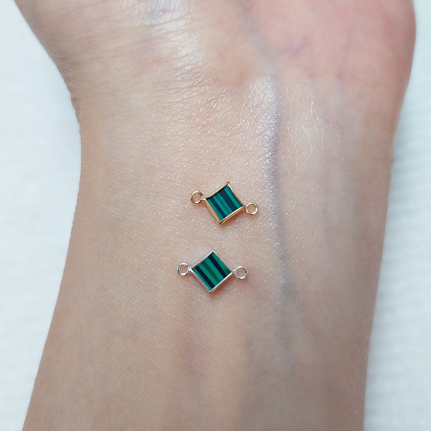GF4DIAR2MH / 94DIAR2MH 4mm Synthetic Malachite Diamond-Shaped Bezel Connector With 2mm Closed Rings