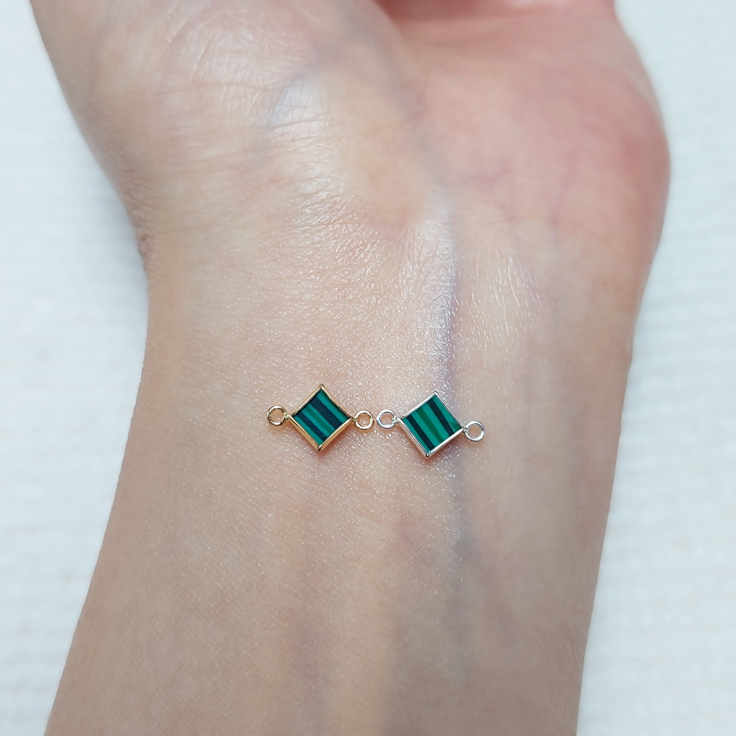 GF4DIAR2MH / 94DIAR2MH 4mm Synthetic Malachite Diamond-Shaped Bezel Connector With 2mm Closed Rings