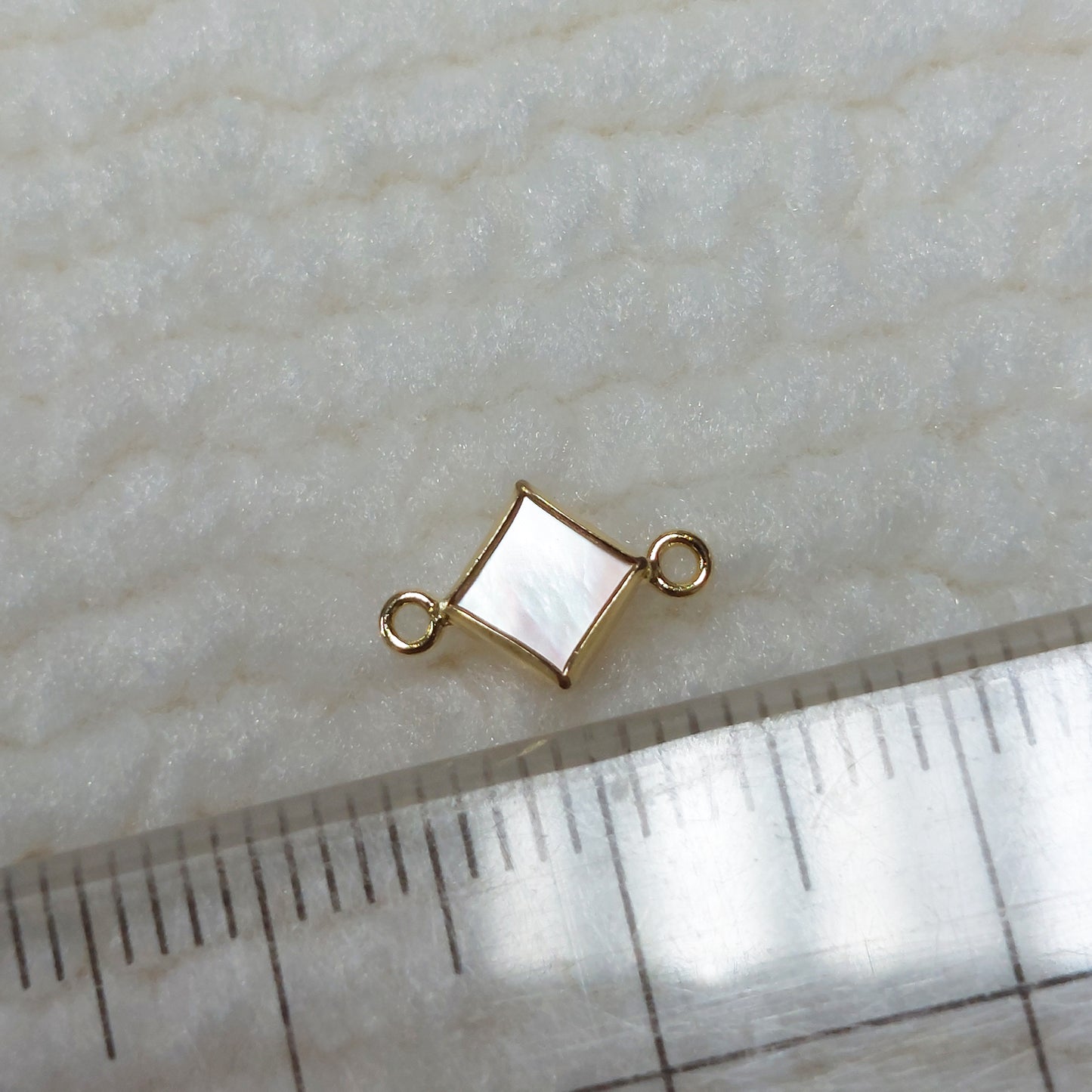 GF4DIAR2SH / 94DIAR2SH 4mm Shell Diamond-Shaped Bezel Connector With 2mm Closed Rings