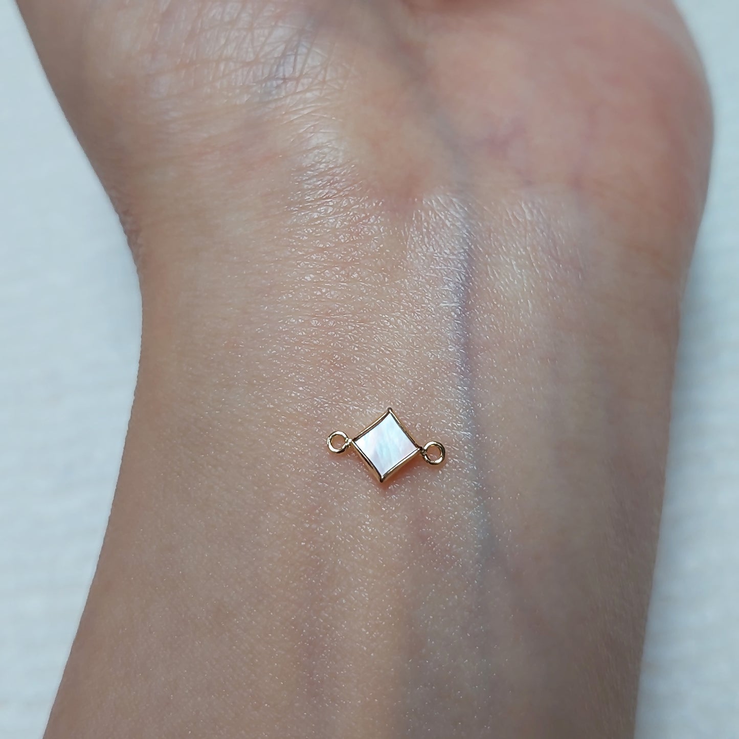 GF4DIAR2SH / 94DIAR2SH 4mm Shell Diamond-Shaped Bezel Connector With 2mm Closed Rings