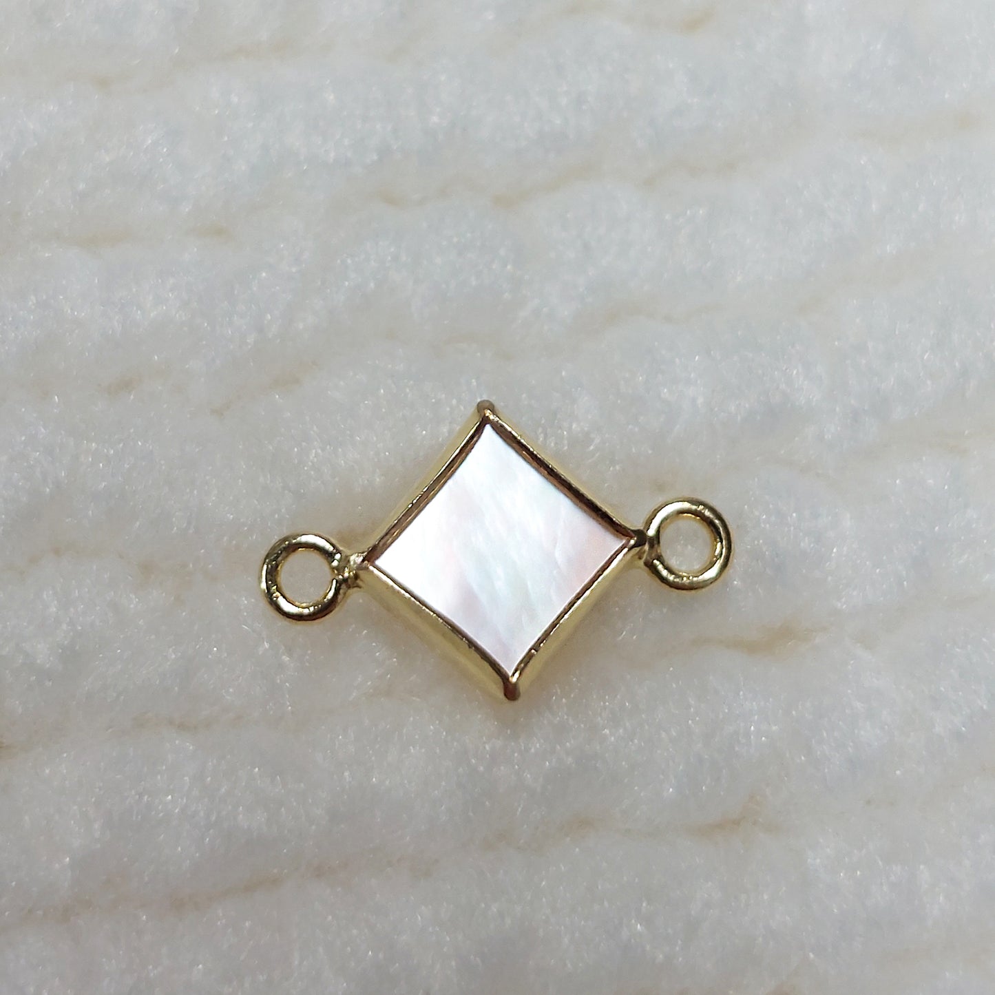 GF4DIAR2SH / 94DIAR2SH 4mm Shell Diamond-Shaped Bezel Connector With 2mm Closed Rings