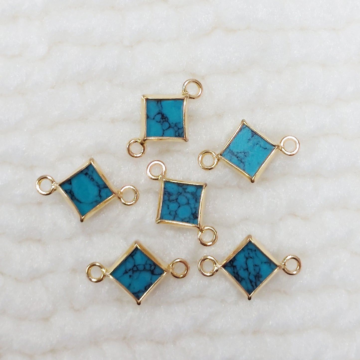 GF4DIAR2BBT / 94DIAR2BBT 4mm Synthetic Blue Turquoise Diamond-Shaped Bezel Connector With 2mm Closed Rings