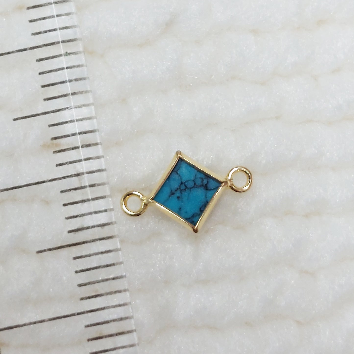 GF4DIAR2BBT / 94DIAR2BBT 4mm Synthetic Blue Turquoise Diamond-Shaped Bezel Connector With 2mm Closed Rings
