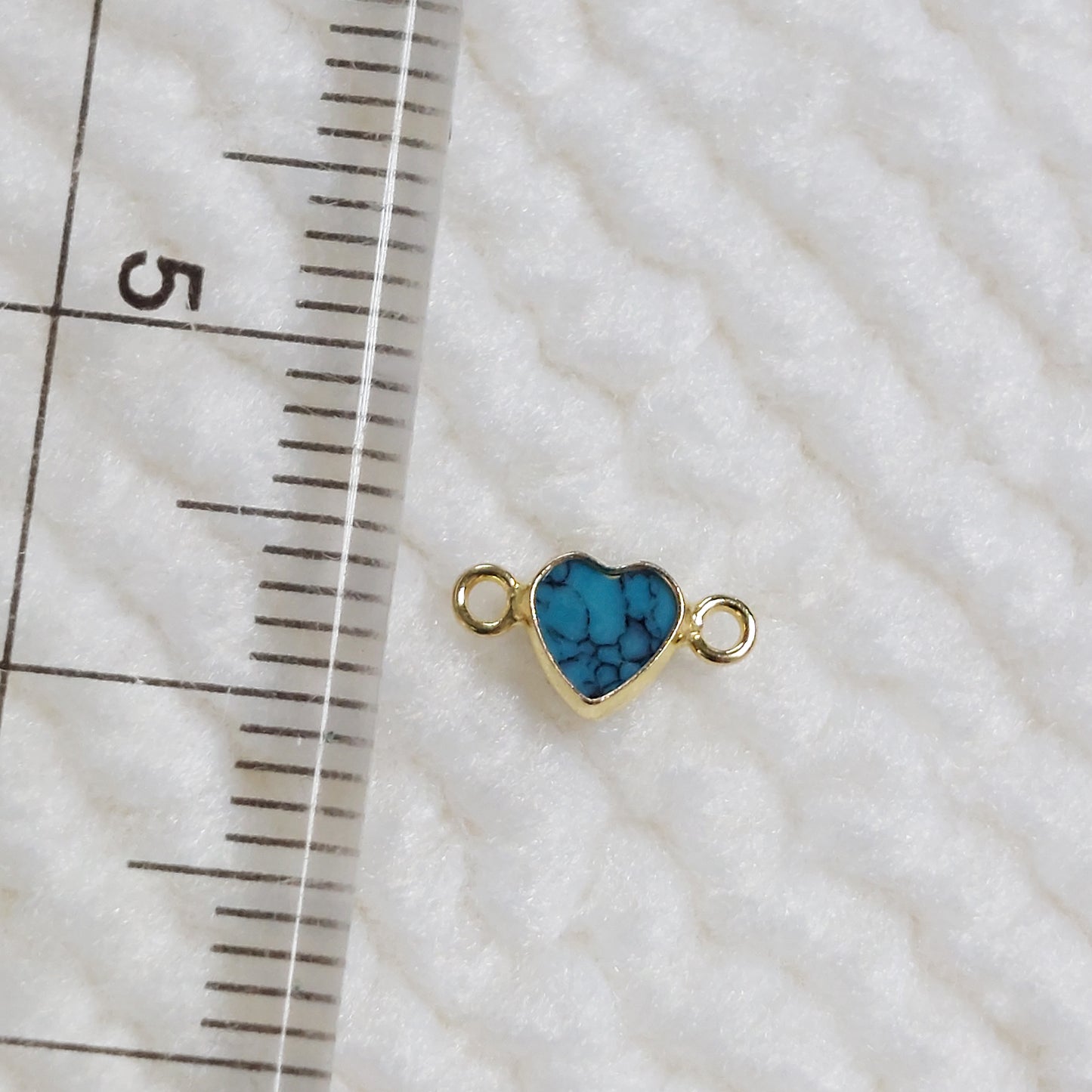 GF4HRTR2BT / 94HRTR2BT 4mm Synthetic Blue Turquoise Heart Shape Bezel Connector With 2mm Closed Rings