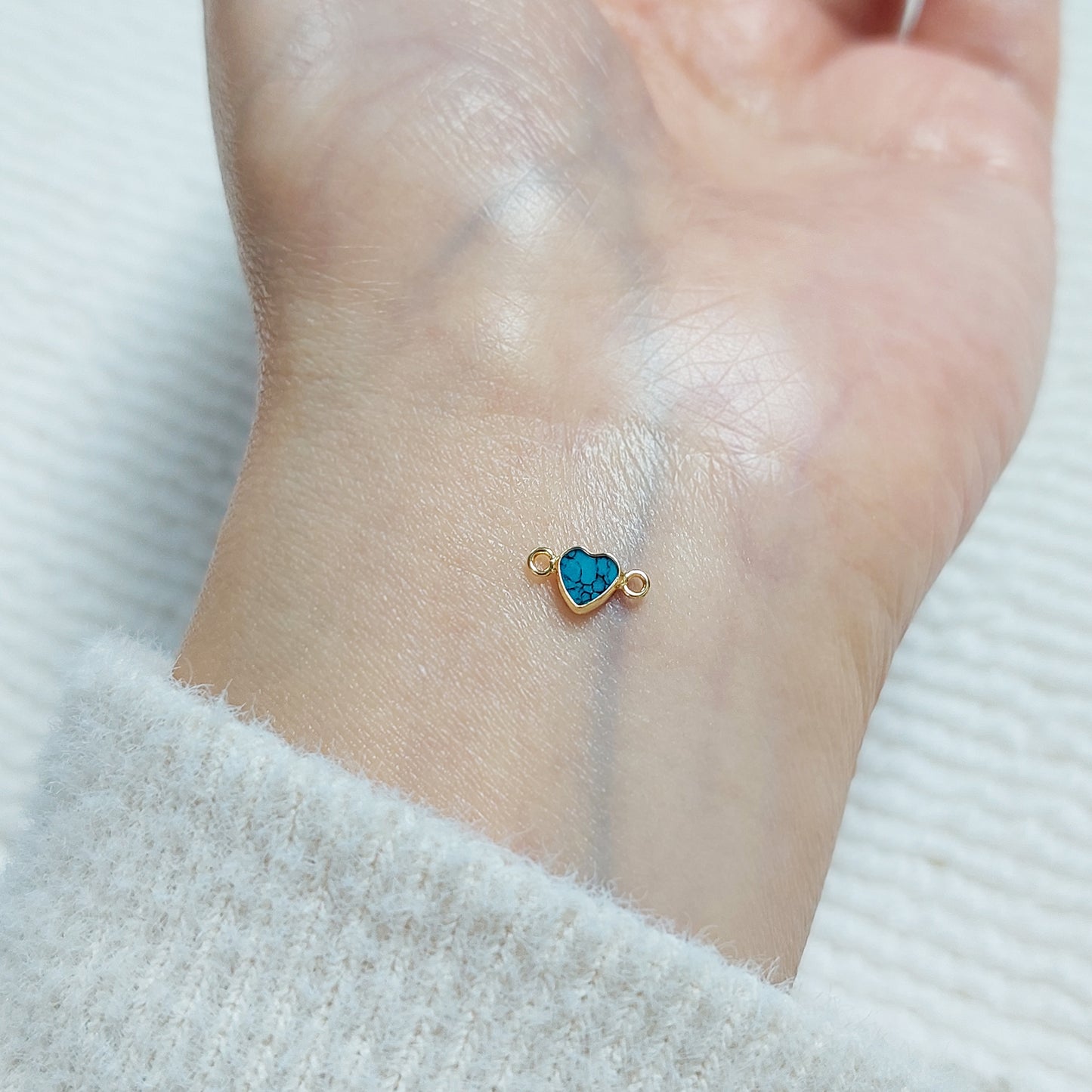 GF4HRTR2BT / 94HRTR2BT 4mm Synthetic Blue Turquoise Heart Shape Bezel Connector With 2mm Closed Rings