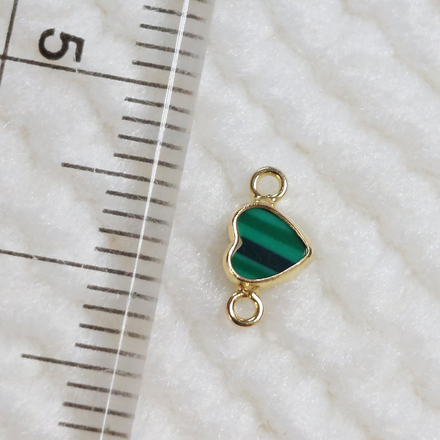 GF4HRTR2MH / 94HRTR2MH 4mm Synthetic Malachite Heart Shape Bezel Connector With 2mm Closed Rings