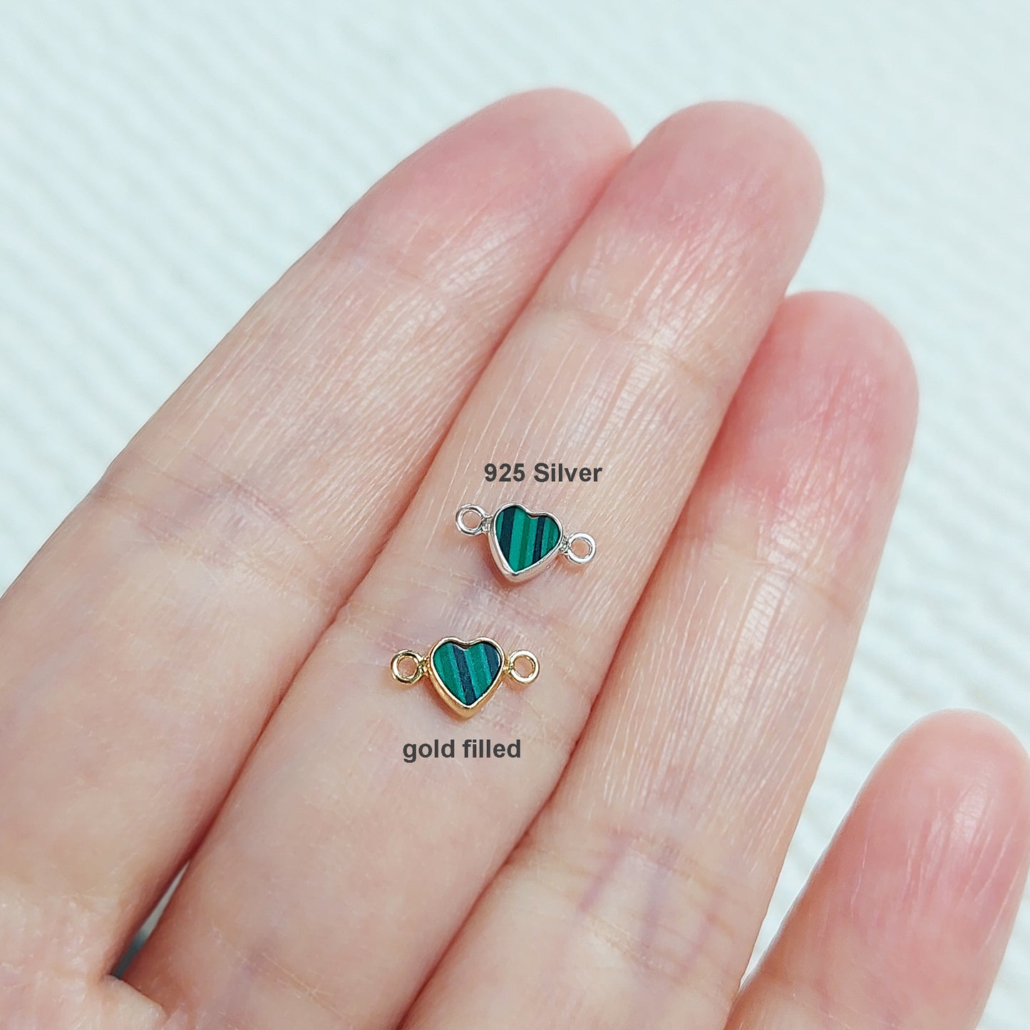 GF4HRTR2MH / 94HRTR2MH 4mm Synthetic Malachite Heart Shape Bezel Connector With 2mm Closed Rings