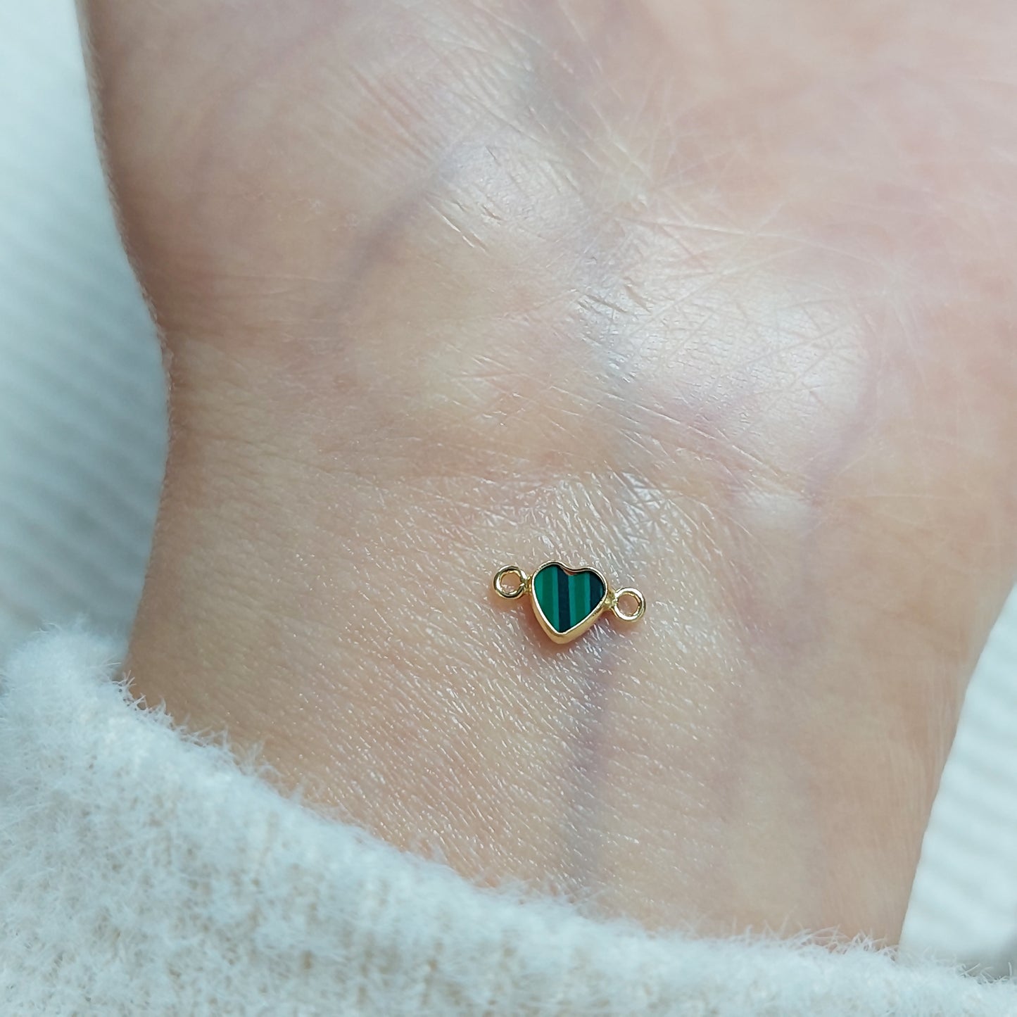 GF4HRTR2MH / 94HRTR2MH 4mm Synthetic Malachite Heart Shape Bezel Connector With 2mm Closed Rings